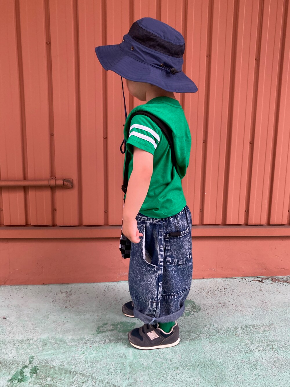 グリーン系のTシャツ/カットソー、ブルー系のデニムパンツ、ブルー系のスニーカーを着用したキッズの夏コーディネートの5枚目の写真