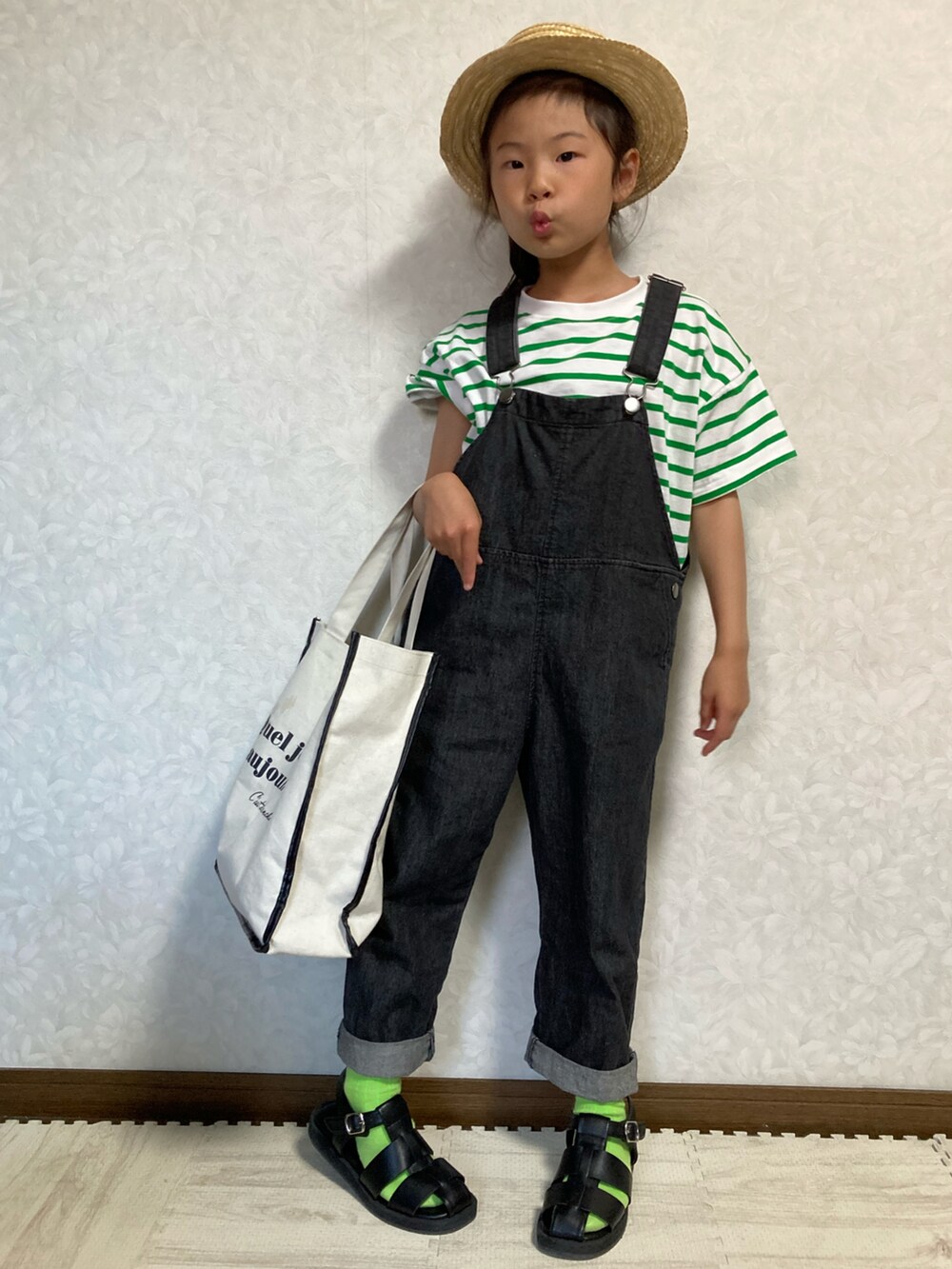 グリーン系のTシャツ/カットソー、ホワイト系のトートバッグ、ブラック系のサロペット/オーバーオールを着用したキッズの春コーディネートの5枚目の写真