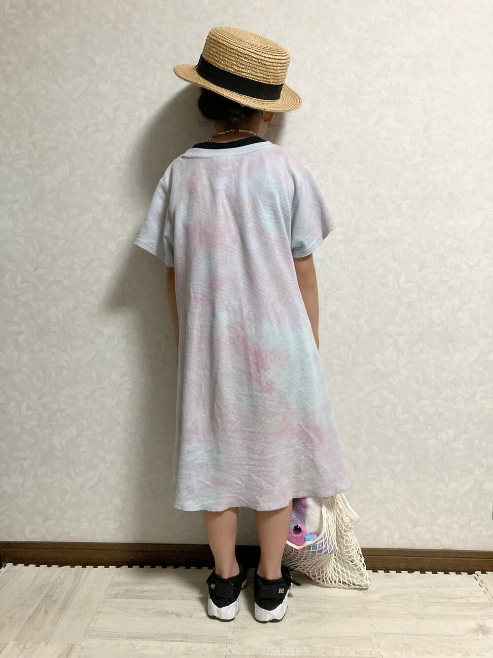 ブラック系のタンクトップ、その他のワンピース、ホワイト系のバッグを着用したキッズの夏コーディネートの4枚目の写真