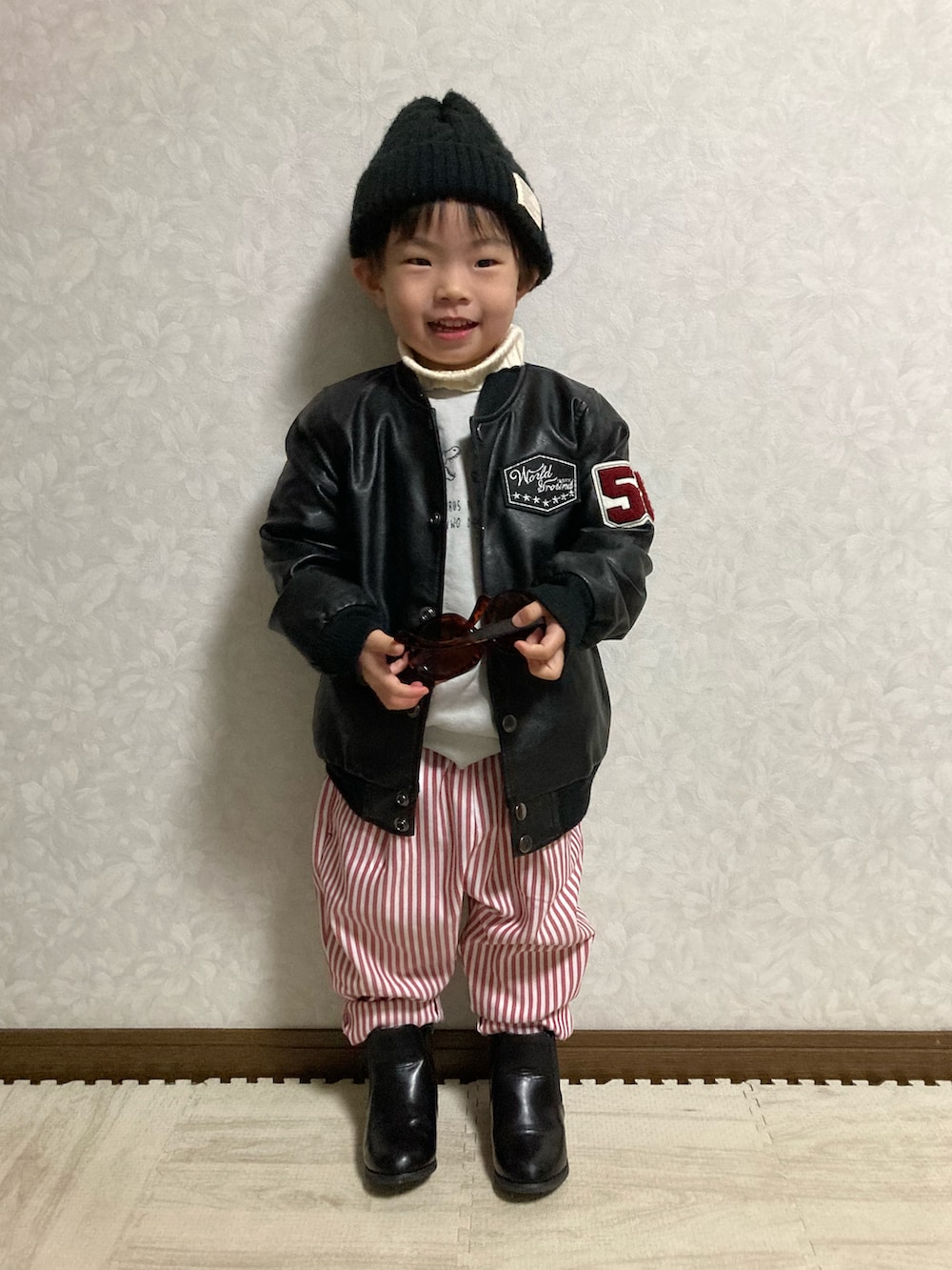 「カジュアルコーデ、シンプルコーデ、レイヤードスタイル、ブーツ、サイドゴアブーツ、春コーデ、ストライプパンツ、ビッグシルエット、プチプラ、スウィーツ同盟会、スウェット、モード、モードストリート、ビタミンカラー、休日スタイル」｜「西松屋のアイテム（キャップ、ブラック系）」を使った、lenlen23さん（キッズ・90cm）の冬コーディネートの3枚目の写真