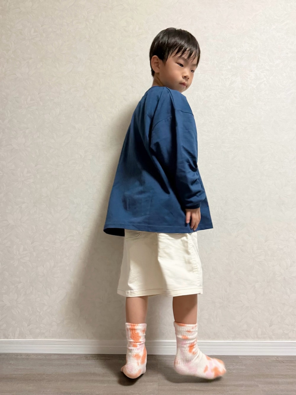 ホワイト系のデニムパンツ、ブラウン系のスリッポン、ブルー系のTシャツ/カットソーを着用したキッズの秋コーディネートの3枚目の写真