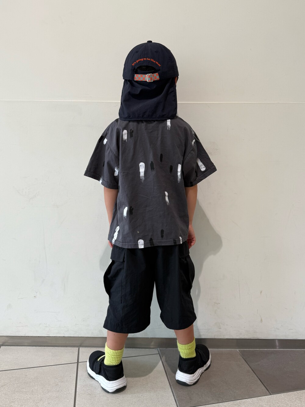 グレー系のTシャツ/カットソー、ブラック系のカーゴパンツ、ブラック系のサンダルを着用したキッズの夏コーディネートの5枚目の写真