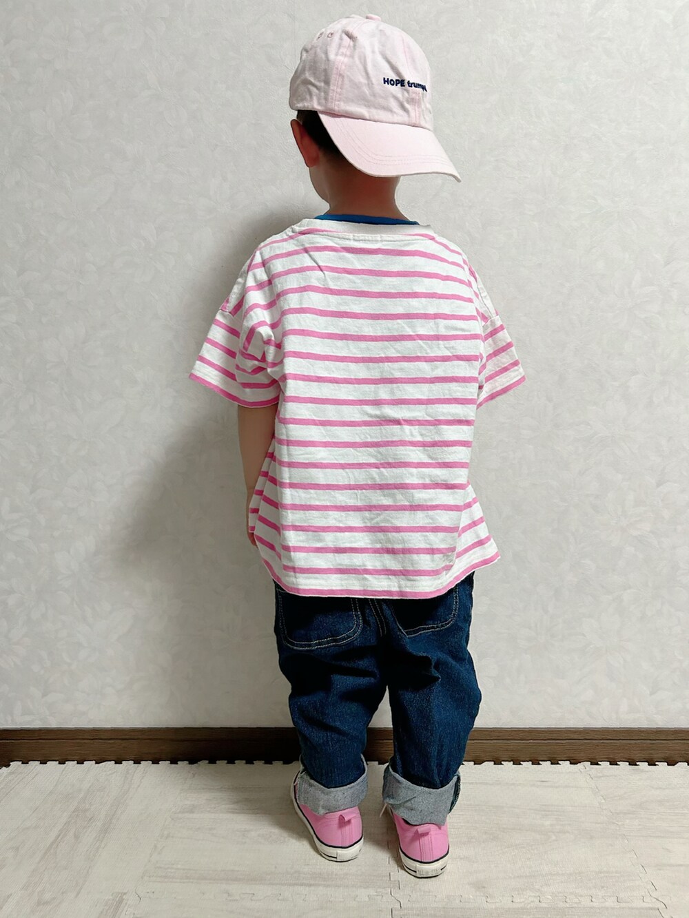 ブラック系のタンクトップ、ピンク系のTシャツ/カットソー、ブルー系のデニムパンツを着用したキッズの夏コーディネートの5枚目の写真