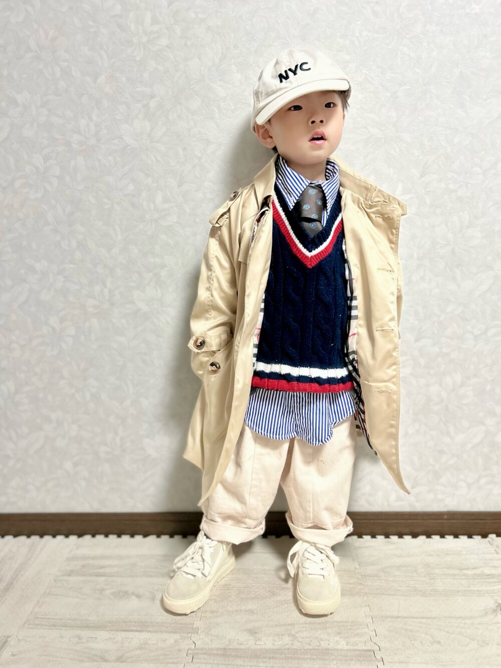 ブルー系のシャツ/ブラウス、ブルー系のベスト、ブラウン系のネクタイを着用したキッズの春コーディネートの3枚目の写真