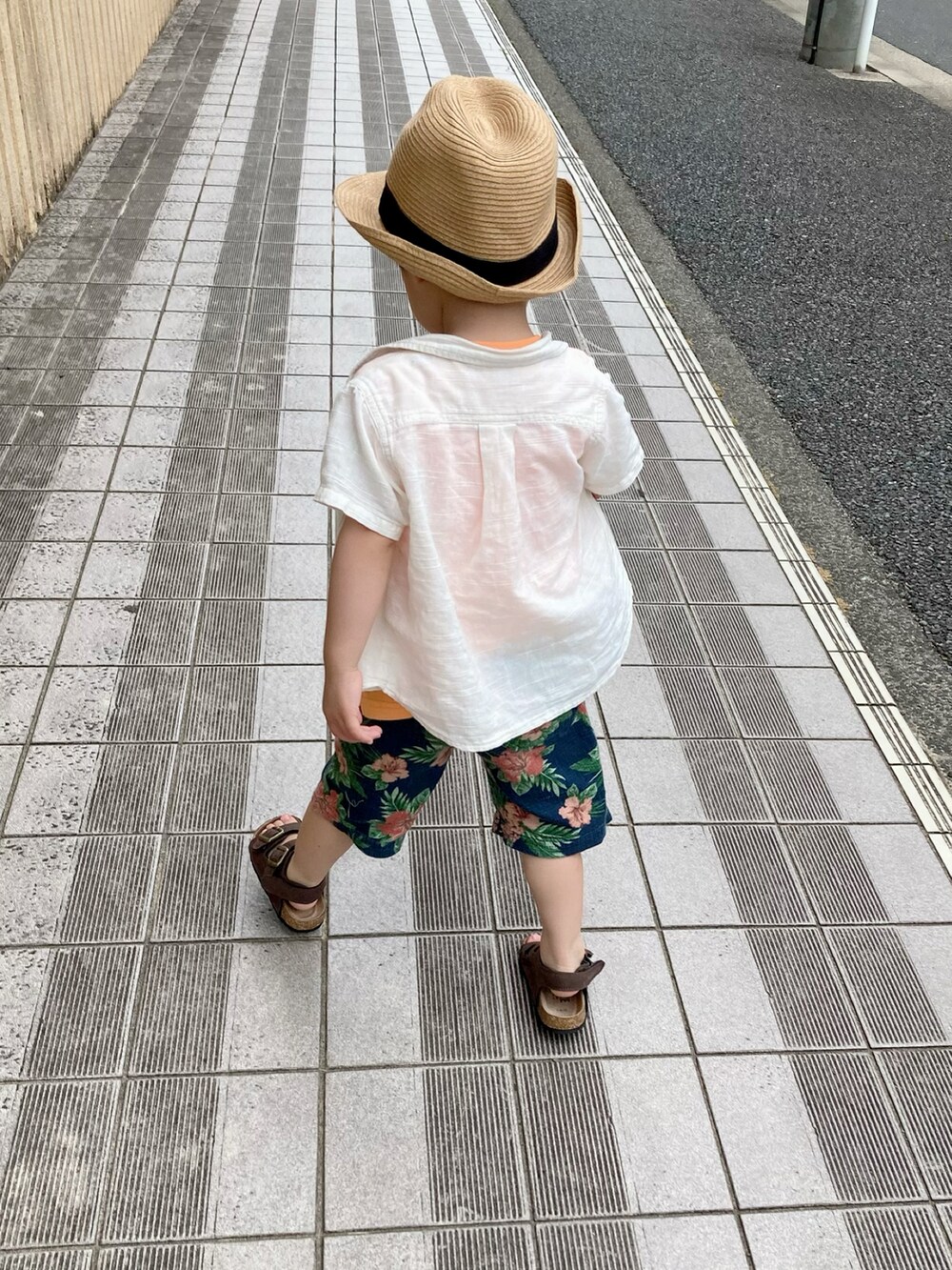 オレンジ系のタンクトップ、ベージュ系のシャツ/ブラウス、ブルー系のパンツを着用したキッズの夏コーディネートの3枚目の写真