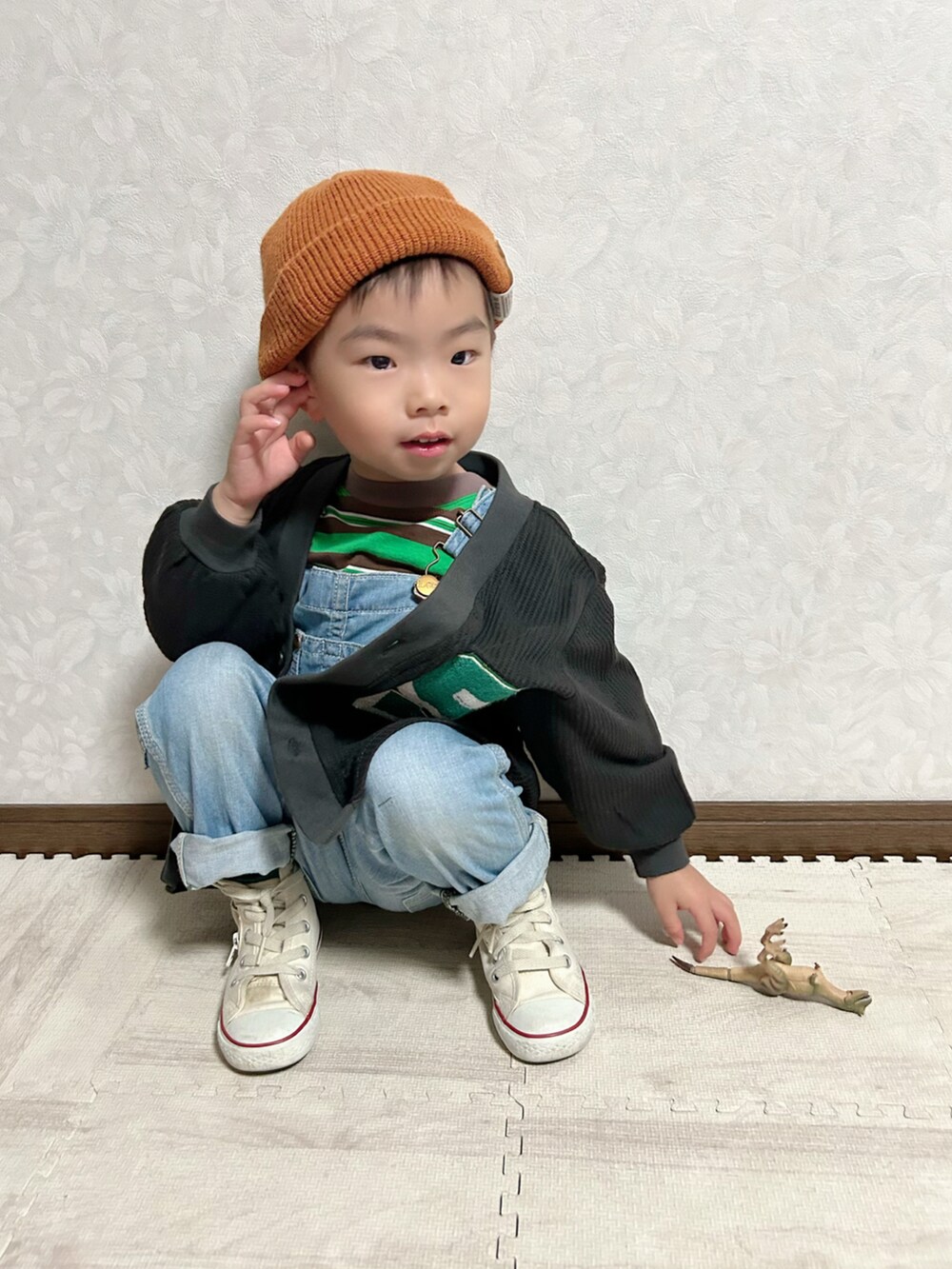 グリーン系のTシャツ/カットソー、ブラック系のカーディガン/ボレロ、ブルー系のサロペット/オーバーオールを着用したキッズの秋コーディネートの3枚目の写真