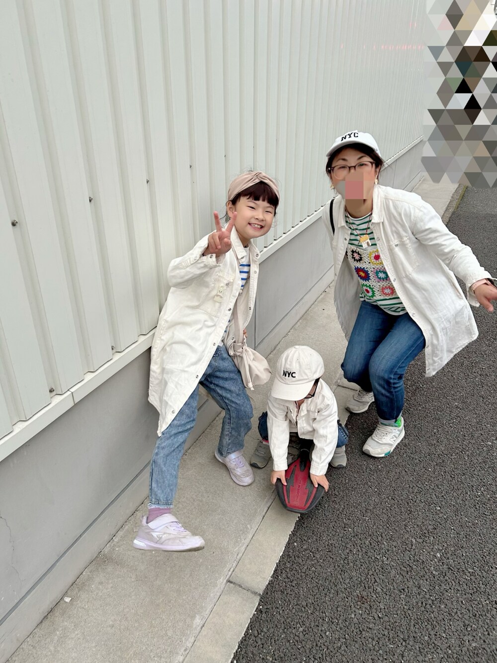 「春コーデ、ホワイトフェス、おやこーで。、ボーダー、カジュアルコーデ、レイヤードスタイル、キャップ、巾着バッグ、GU、UNIQLO、エアリフト、ビタミンカラー、スニーカー、古着MIX、ベスト」|「WEGOのWEGO/フリルデザイン付け襟(付け襟、ホワイト系)」を使った、lenlen23さん(キッズ・90cm)の春コーディネートの5枚目の写真