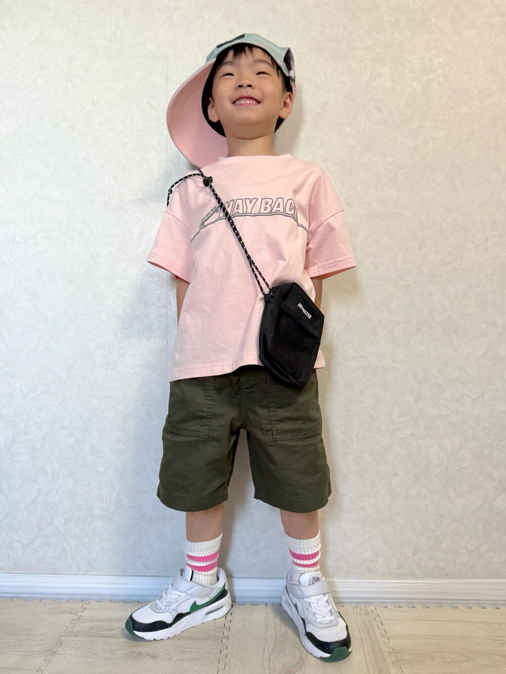 ホワイト系のスニーカー、ホワイト系のスニーカー、ピンク系のTシャツ/カットソーを着用したキッズの夏コーディネートの4枚目の写真