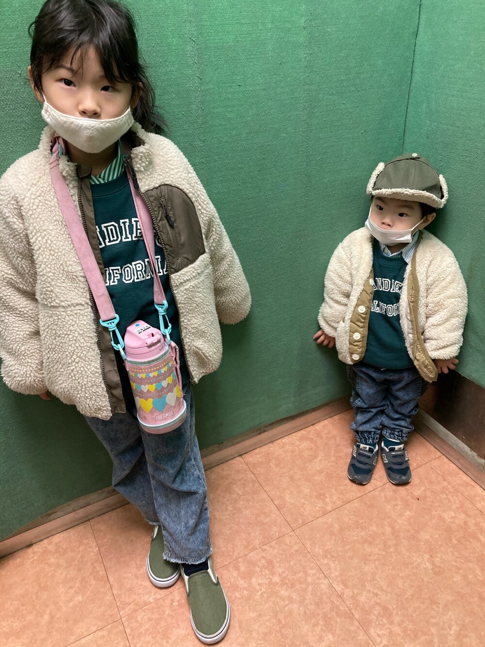 ブルー系のシャツ/ブラウス、グリーン系のスウェット、ベージュ系のノーカラージャケットを着用したキッズの冬コーディネートの4枚目の写真