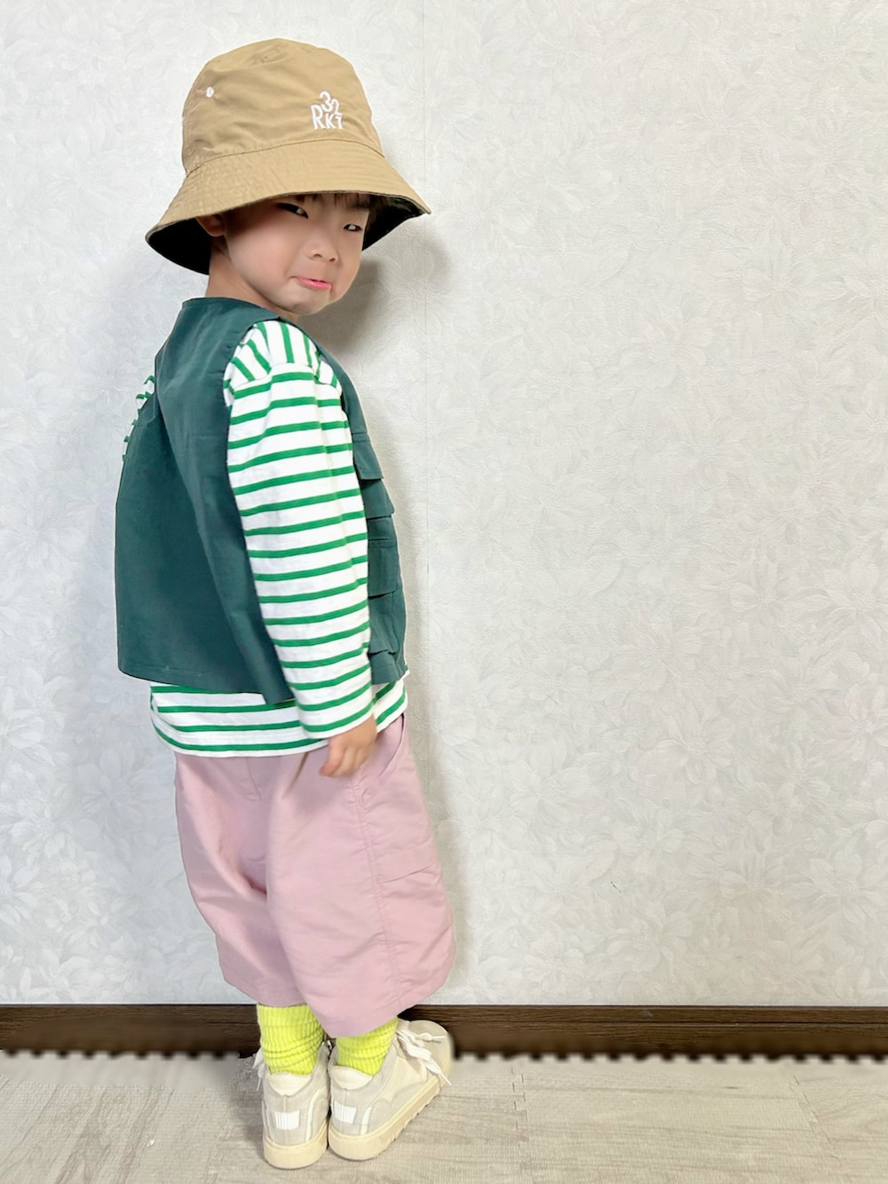 グリーン系のTシャツ/カットソー、グリーン系のベスト、ピンク系のパンツを着用したキッズの春コーディネートの5枚目の写真