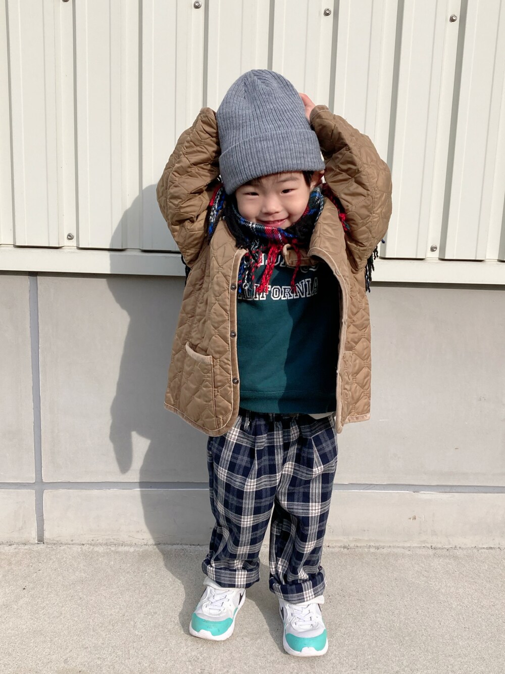 グリーン系のブルゾン、グリーン系のスウェット、ブルー系のその他パンツを着用したキッズの冬コーディネートの5枚目の写真
