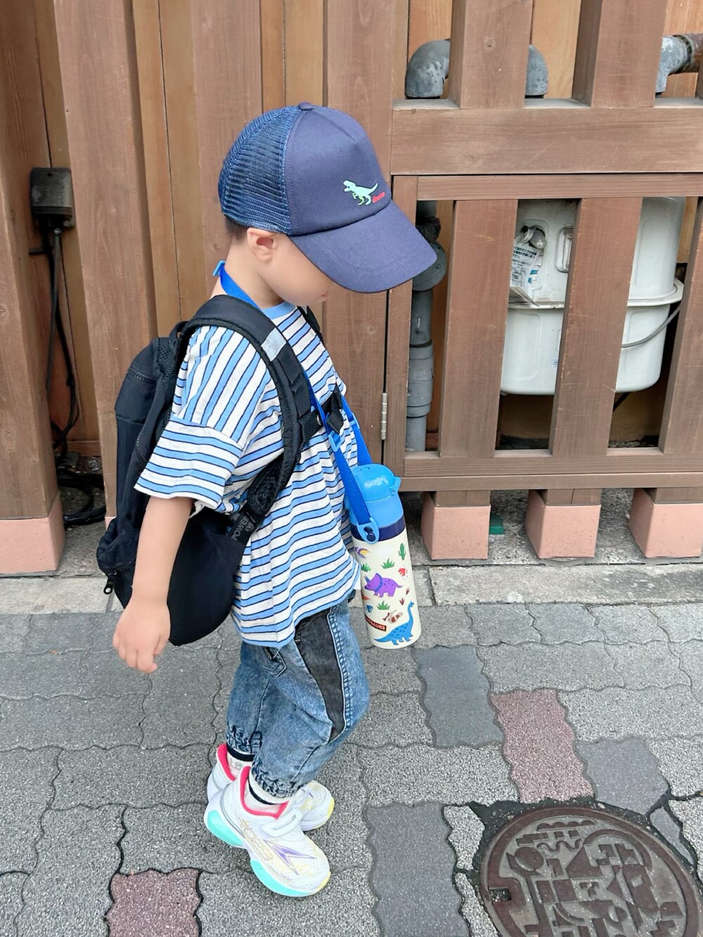 「アツいコーデ全部見せ、ナツいコーデを全部見せ、夏コーデ、カジュアルコーデ、ストリート、キャップ、ボーダー、ロゴT、デニム、お出かけコーデ、プチプラ、スウィーツ同盟会、レイヤードスタイル、カラー×コーデ、淡色コーデ」|「西松屋の🦖ワンポイント刺繍 メッシュキャップ ネイビー 52cm 値段忘れた😅 (キャップ、ブルー系)」を使った、lenlen23さん(キッズ・90cm)の夏コーディネートの2枚目の写真
