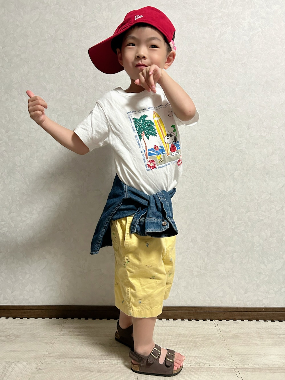 ホワイト系のTシャツ/カットソー、ブルー系のシャツ/ブラウス、イエロー系のパンツを着用したキッズの夏コーディネートの4枚目の写真