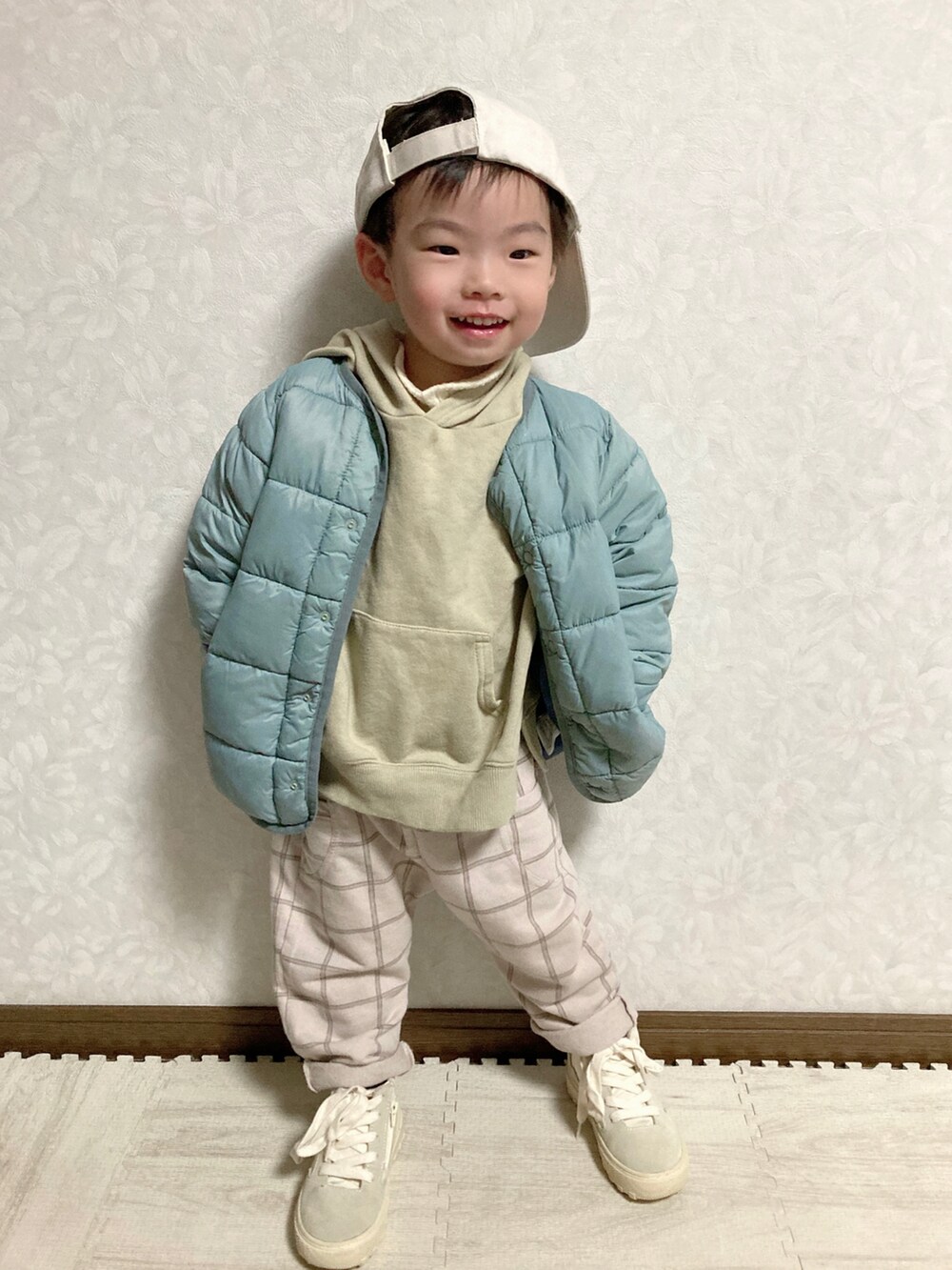 ブルー系のブルゾン、ベージュ系のパーカー、ホワイト系のニット/セーターを着用したキッズの秋コーディネートの2枚目の写真