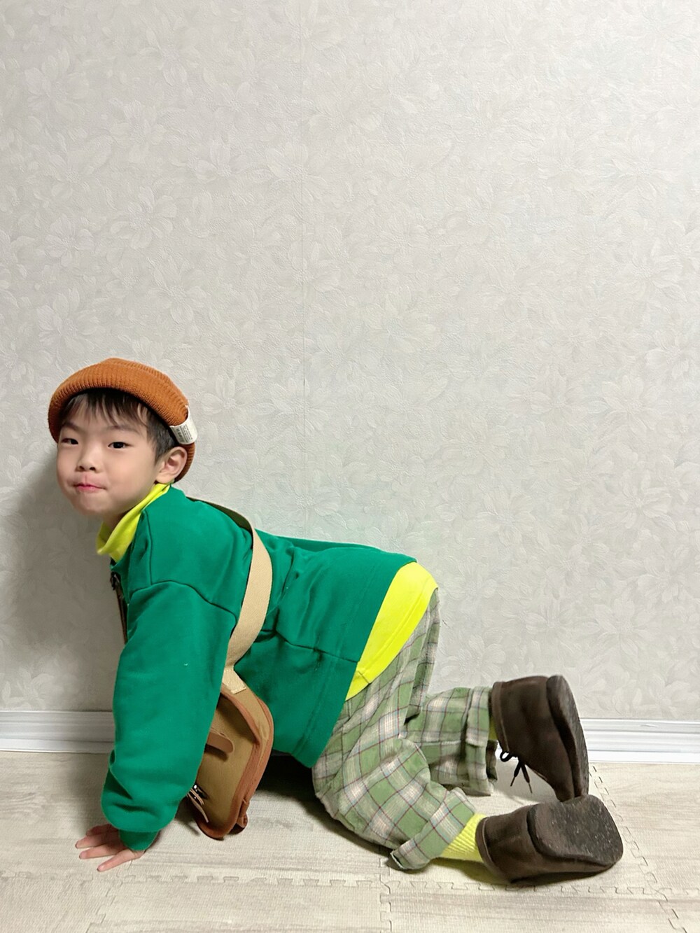 イエロー系のTシャツ/カットソー、グリーン系のスウェット、ブラウン系のショルダーバッグを着用したキッズの冬コーディネートの3枚目の写真