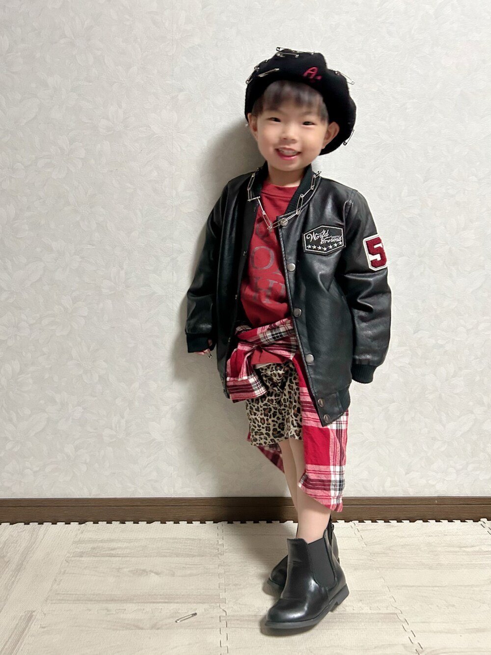 レッド系のTシャツ/カットソー、レッド系のシャツ/ブラウス、ブラック系のライダースジャケットを着用したキッズの春コーディネートの3枚目の写真