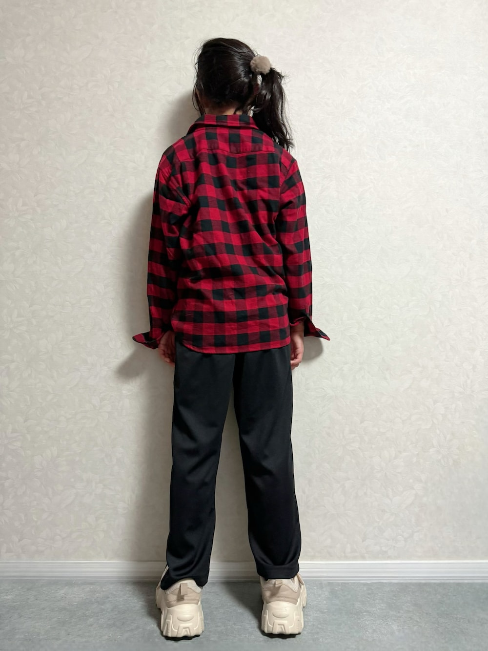 ベージュ系のその他シューズ、ホワイト系のTシャツ/カットソー、レッド系のシャツ/ブラウスを着用したキッズの秋コーディネートの2枚目の写真