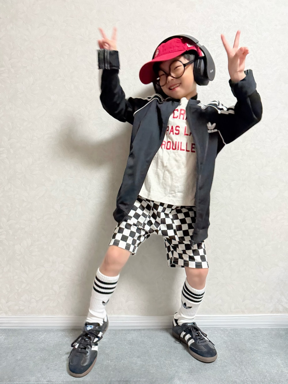 その他のその他パンツ、ブラック系のスニーカー、ホワイト系のTシャツ/カットソーを着用したキッズの秋コーディネートの3枚目の写真