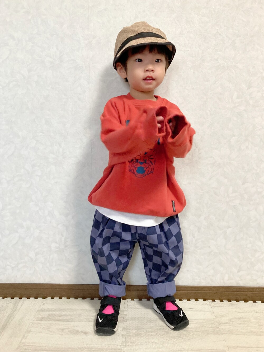 ブルー系のパンツ、レッド系のスウェット、ブラック系のスニーカーを着用したキッズの秋コーディネートの3枚目の写真