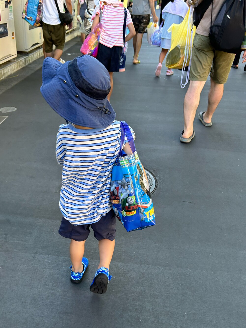 ブルー系のTシャツ/カットソー、ブルー系のその他パンツ、ブルー系のスニーカーを着用したキッズの夏コーディネートの3枚目の写真