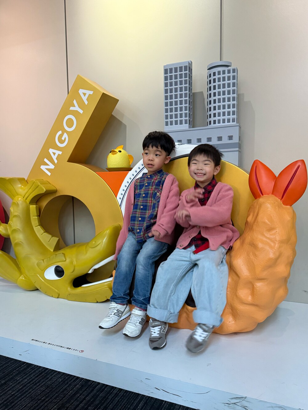 ピンク系のカーディガン/ボレロ、レッド系のシャツ/ブラウス、ブルー系のデニムパンツを着用したキッズの冬コーディネートの5枚目の写真