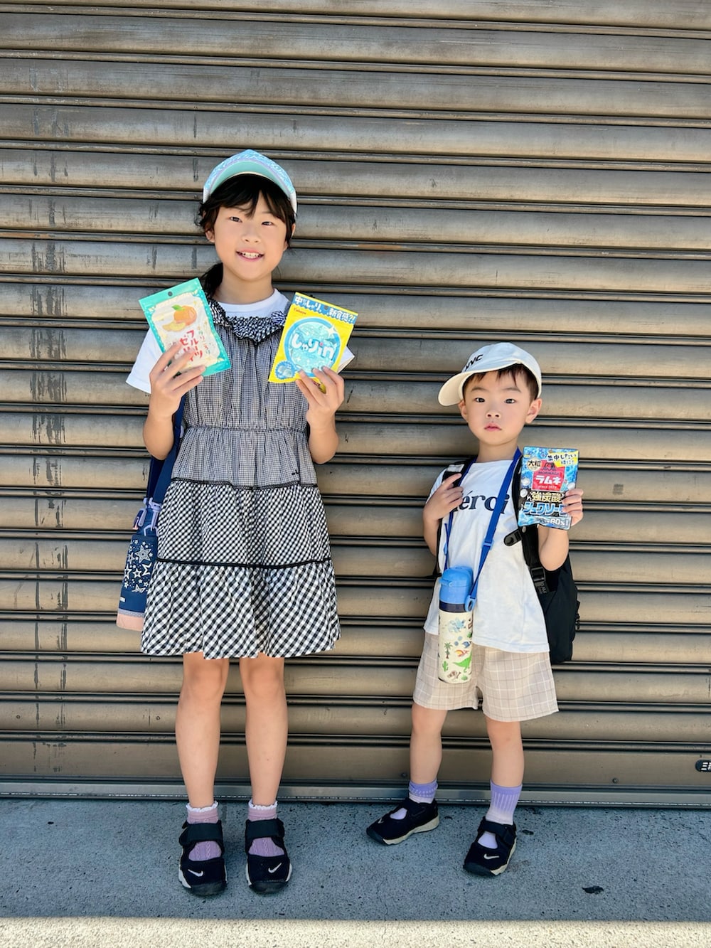 ベージュ系のセットアップ、ホワイト系のTシャツ/カットソー、ブラック系のスニーカーを着用したキッズの秋コーディネートの4枚目の写真