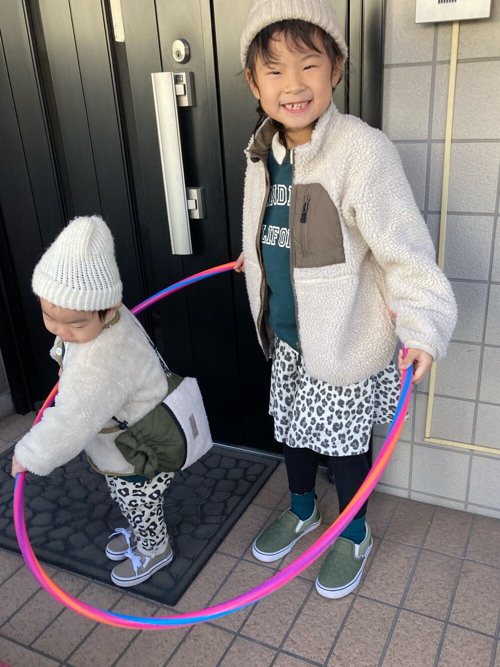 ホワイト系のニット/セーター、グリーン系のスウェット、ベージュ系のブルゾンを着用したキッズの冬コーディネートの4枚目の写真