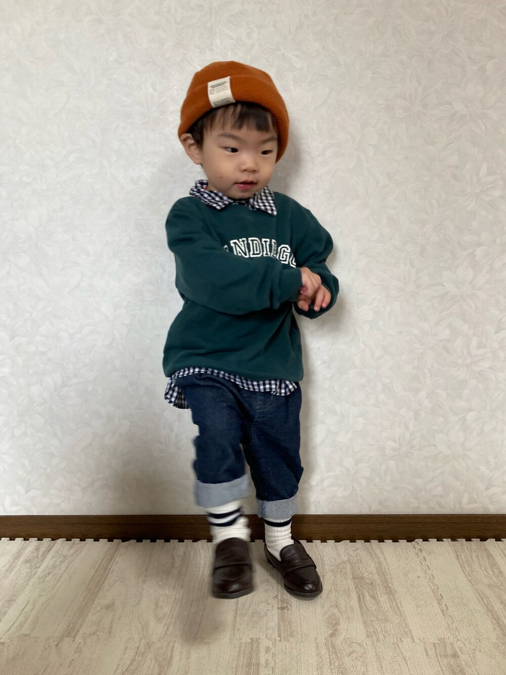 その他のシャツ/ブラウス、ブルー系のデニムパンツ、ブラウン系のローファーを着用したキッズの春コーディネートの4枚目の写真