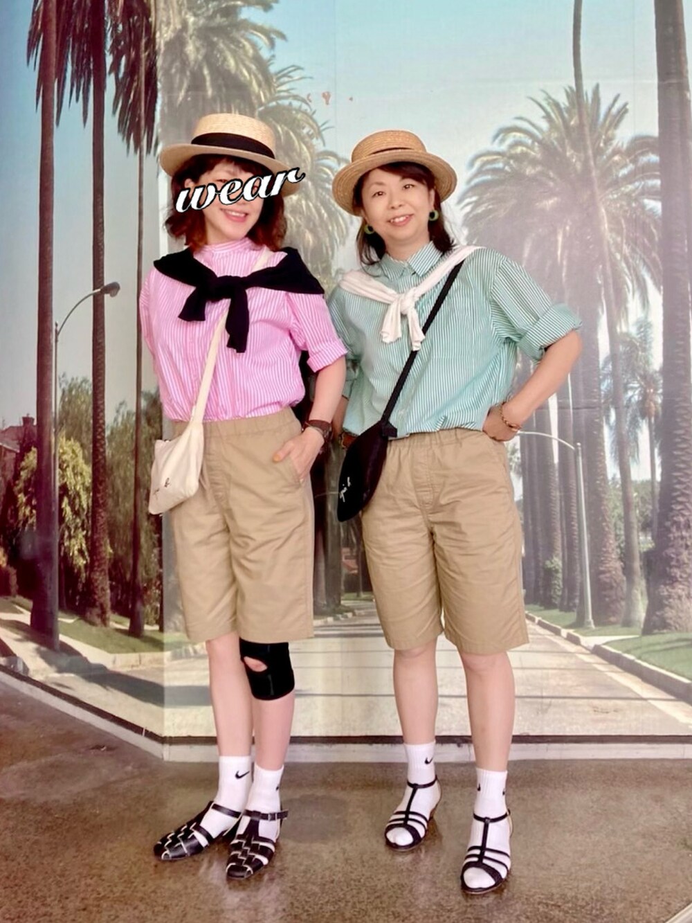 グリーン系のシャツ/ブラウス、ベージュ系のその他パンツ、ブラック系のショルダーバッグを着用したレディースの夏コーディネートの2枚目の写真