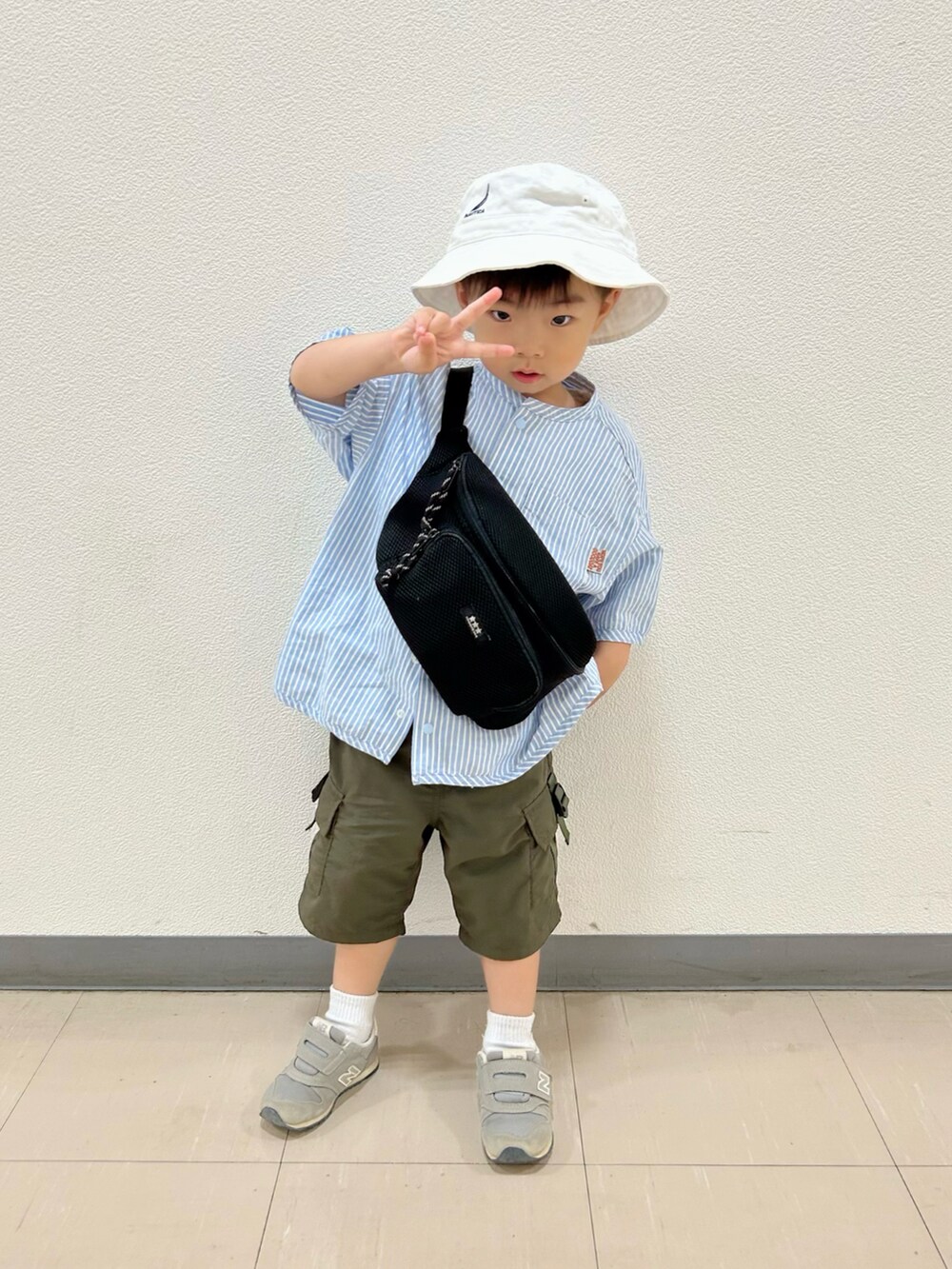 その他のシャツ/ブラウス、ブラック系のボディバッグ/ウエストポーチ、グリーン系のカーゴパンツを着用したキッズの夏コーディネートの3枚目の写真