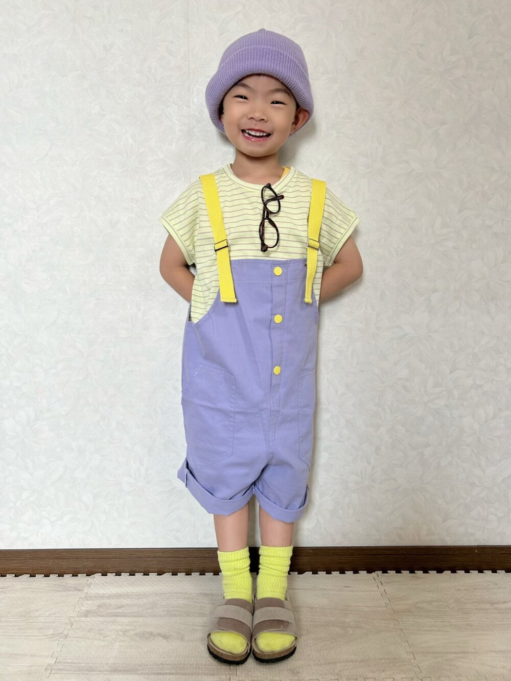 イエロー系のTシャツ/カットソー、パープル系のサロペット/オーバーオール、シルバー系のショルダーバッグを着用したキッズの夏コーディネートの2枚目の写真