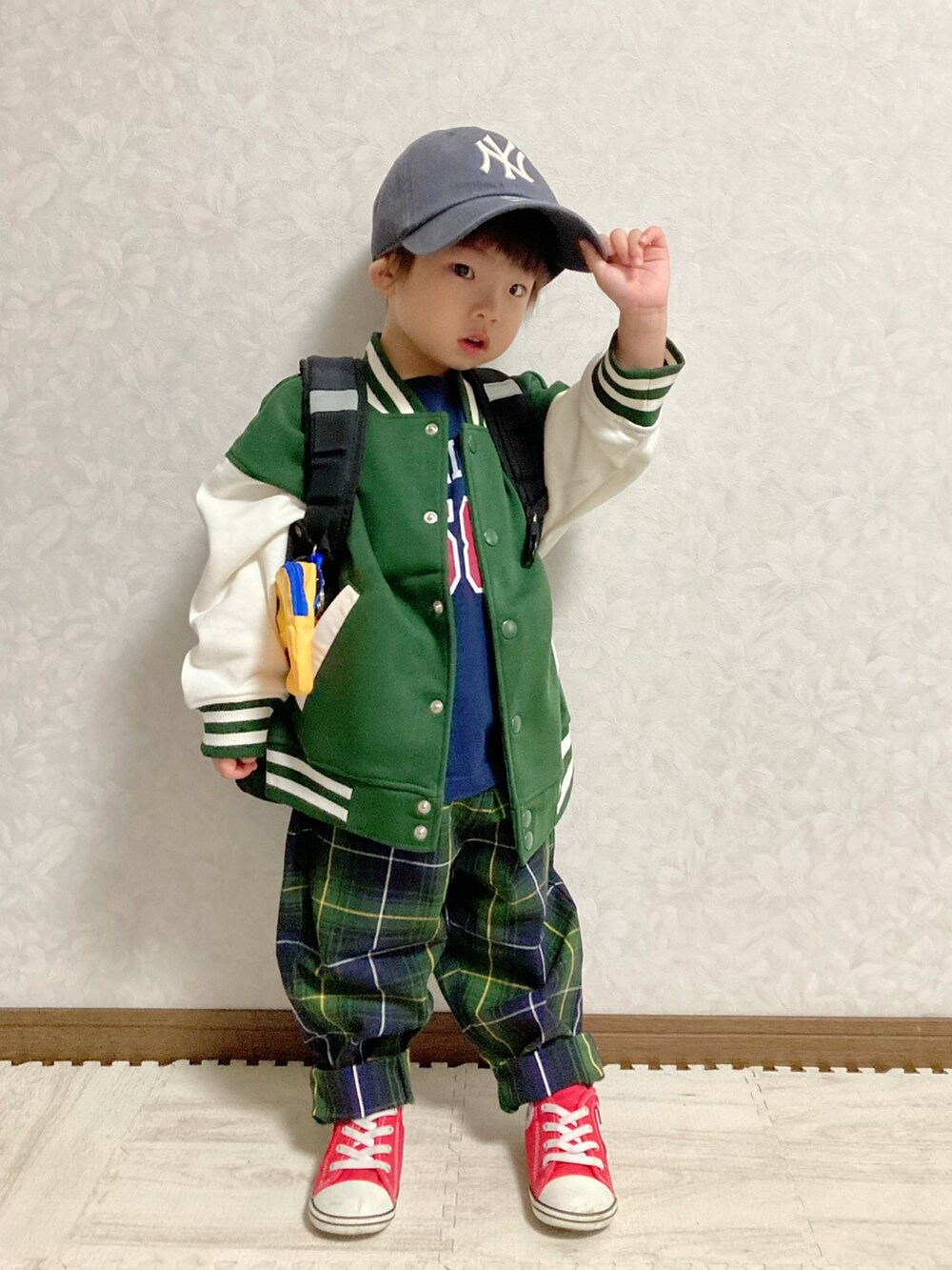 ブルー系のTシャツ/カットソー、グリーン系のブルゾン、グリーン系のパンツを着用したキッズの秋コーディネートの2枚目の写真