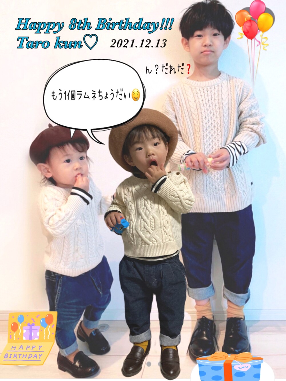 ホワイト系のTシャツ/カットソー、ホワイト系のニット/セーター、ブルー系のデニムパンツを着用したキッズの冬コーディネートの2枚目の写真