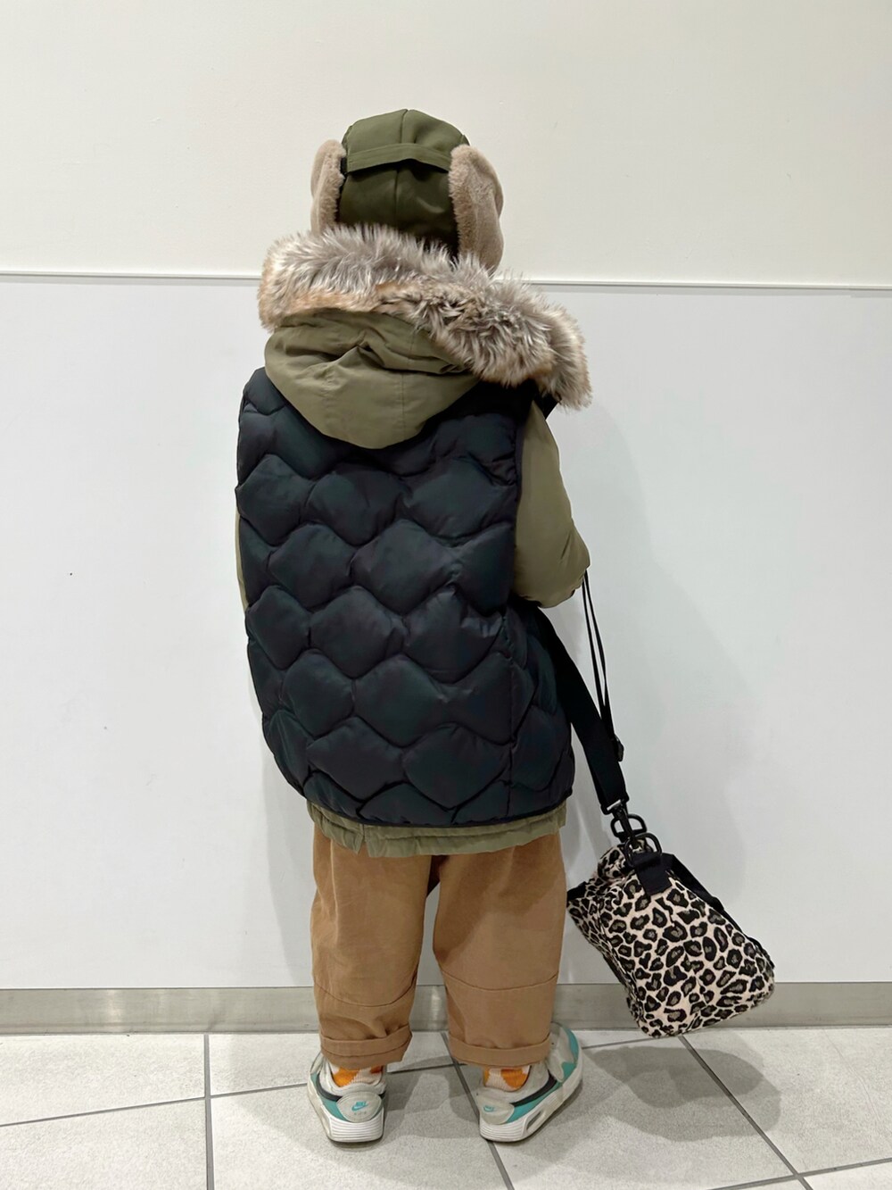 イエロー系のニット/セーター、ホワイト系のニット/セーター、グリーン系のモッズコートを着用したキッズの冬コーディネートの5枚目の写真