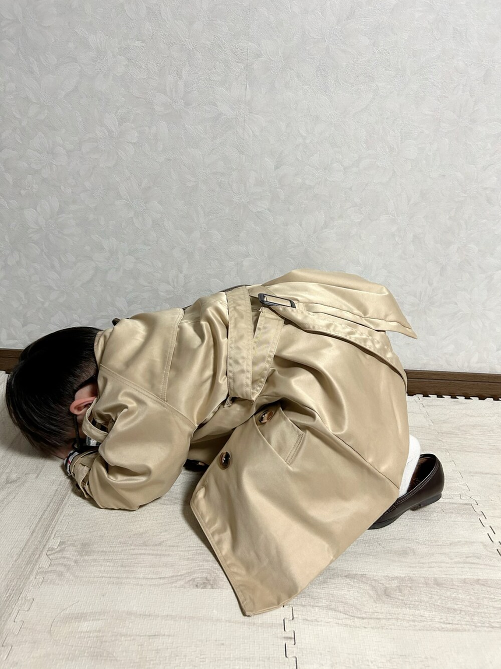 ホワイト系のシャツ/ブラウス、ホワイト系のベスト、ベージュ系のトレンチコートを着用したキッズの春コーディネートの5枚目の写真