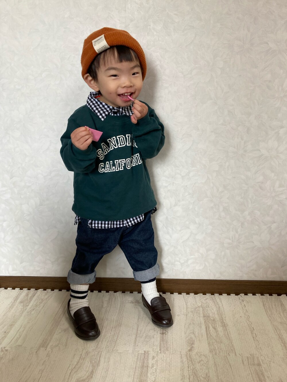 その他のシャツ/ブラウス、ブルー系のデニムパンツ、ブラウン系のローファーを着用したキッズの春コーディネートの2枚目の写真