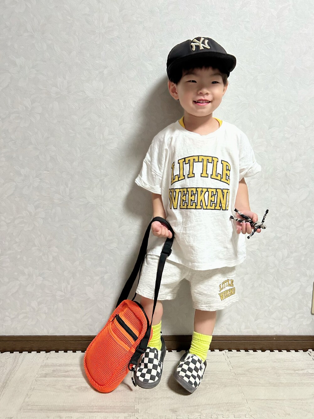 「夏コーデ、カジュアル、ストリート、キャップ、セットアップ、スリッポン、ハーフパンツ、ショルダーバッグ、ビッグシルエット、プチプラ、ロゴT、お出かけコーデ、みんなの白Tフェス、カラー×コーデ、チェック」｜「NEW ERAのNEWERA/ニューエラ YOUTH 950 NEYYAN キャップ 12336557（キャップ、ブラック系）」を使った、lenlen23さん（キッズ・90cm）の夏コーディネートの3枚目の写真