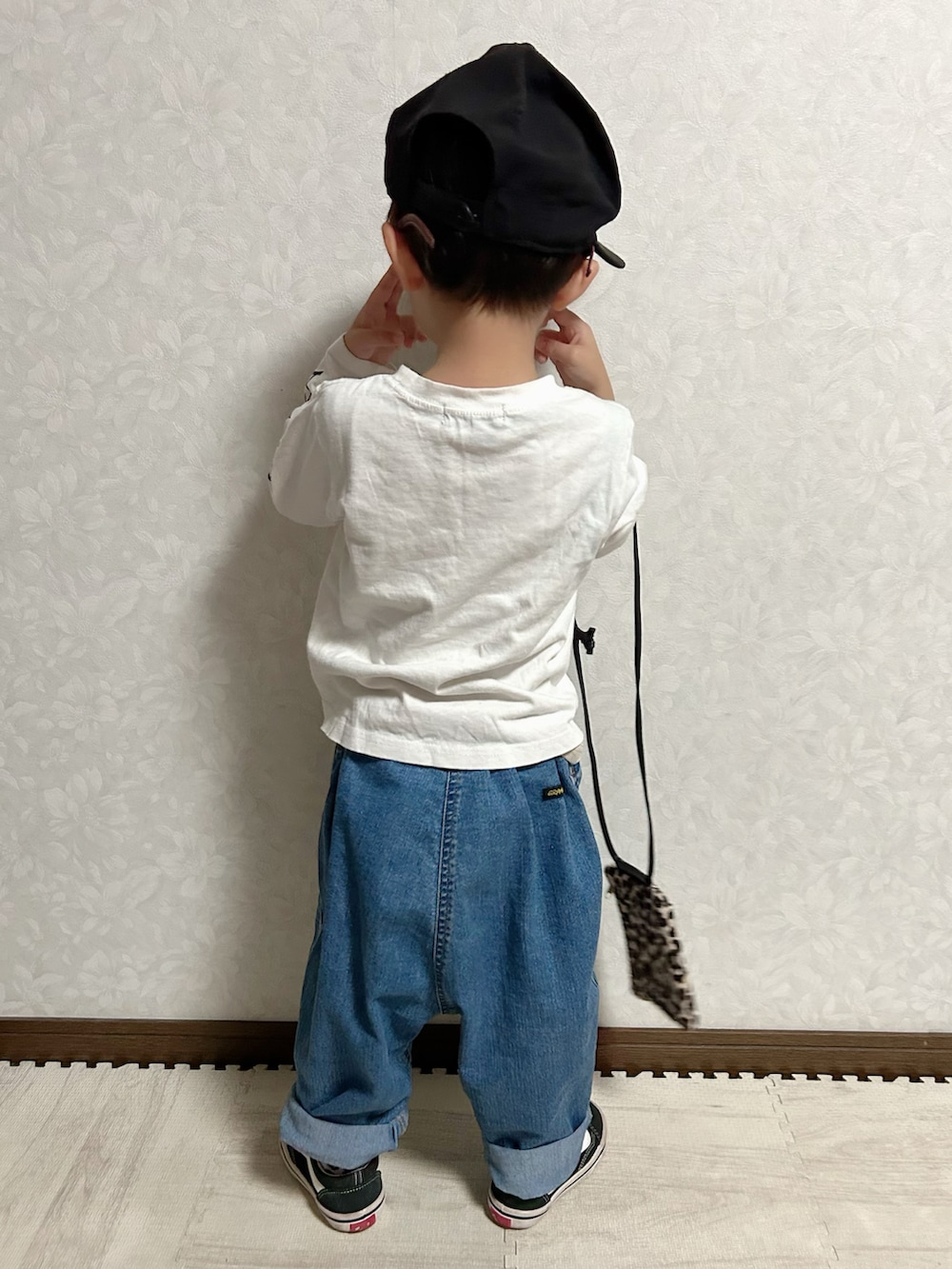 ホワイト系のTシャツ/カットソー、ブルー系のデニムパンツ、ブラウン系のショルダーバッグを着用したキッズの秋コーディネートの5枚目の写真