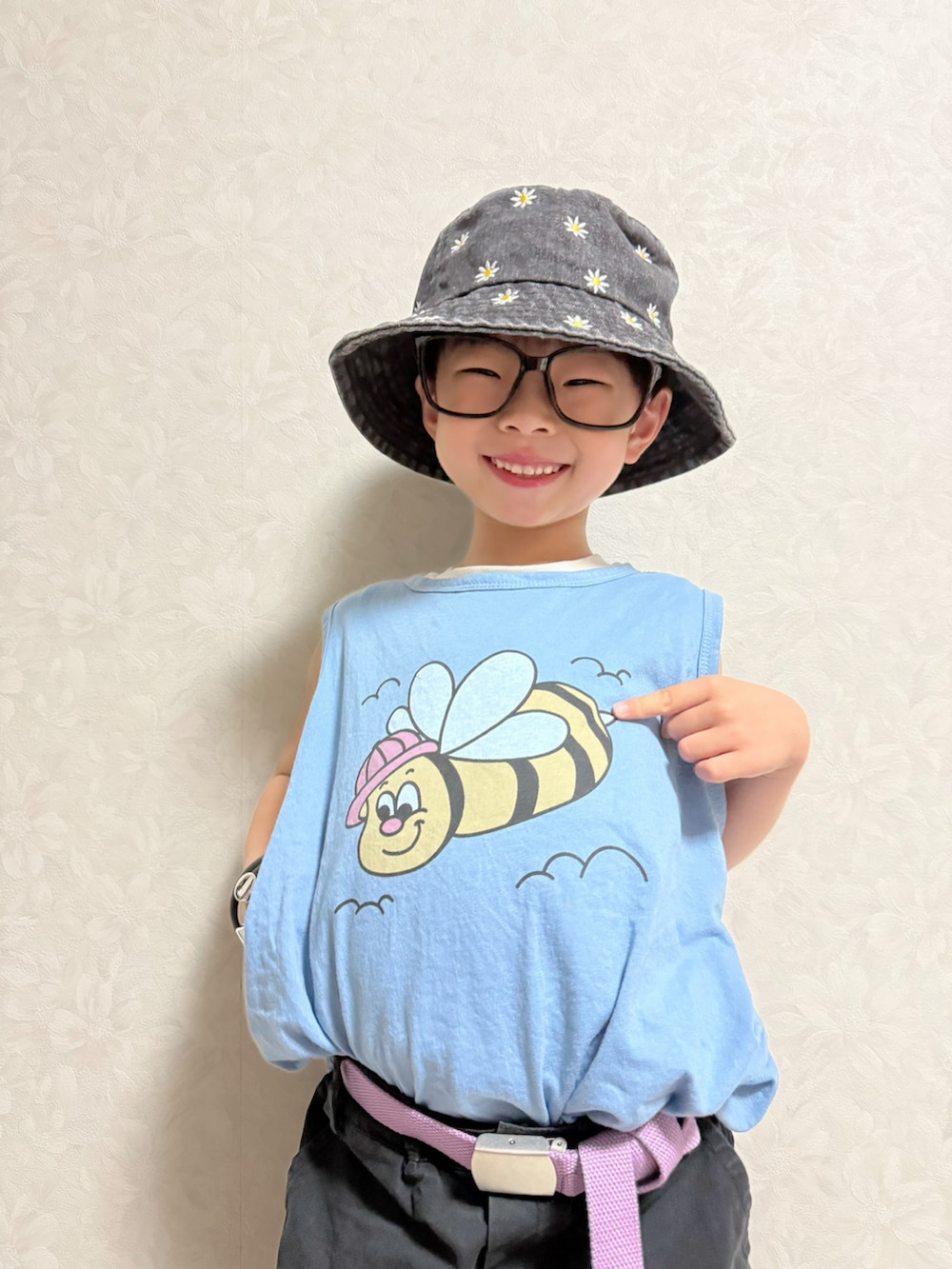 「やっぱり帽子が好き、韓国子供服、カーゴパンツ、タンクトップ、レイヤードスタイル、夏コーデ、バケットハット、お出かけコーデ、休日スタイル、めがね、きれいめカジュアル、カジュアルコーデ、プチプラ、ショルダーバッグ、ストリート」｜「SHEINの3-8歳用 51-54cm 668円 黄色のデイジー刺繍が施された子供用サンハット、カジュアルでビンテージスタイル（ハット、ブラック系）」を使った、lenlen23さん（キッズ・110cm）の春コーディネートの3枚目の写真