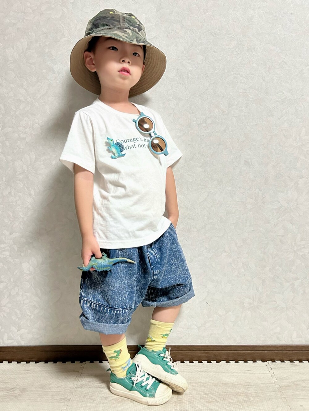 ホワイト系のTシャツ/カットソー、ブルー系のデニムパンツ、グリーン系のスニーカーを着用したキッズの夏コーディネートの2枚目の写真
