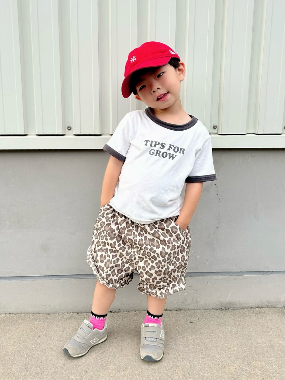 ホワイト系のTシャツ/カットソー、ベージュ系のその他パンツ、グレー系のスニーカーを着用したキッズの夏コーディネートの2枚目の写真