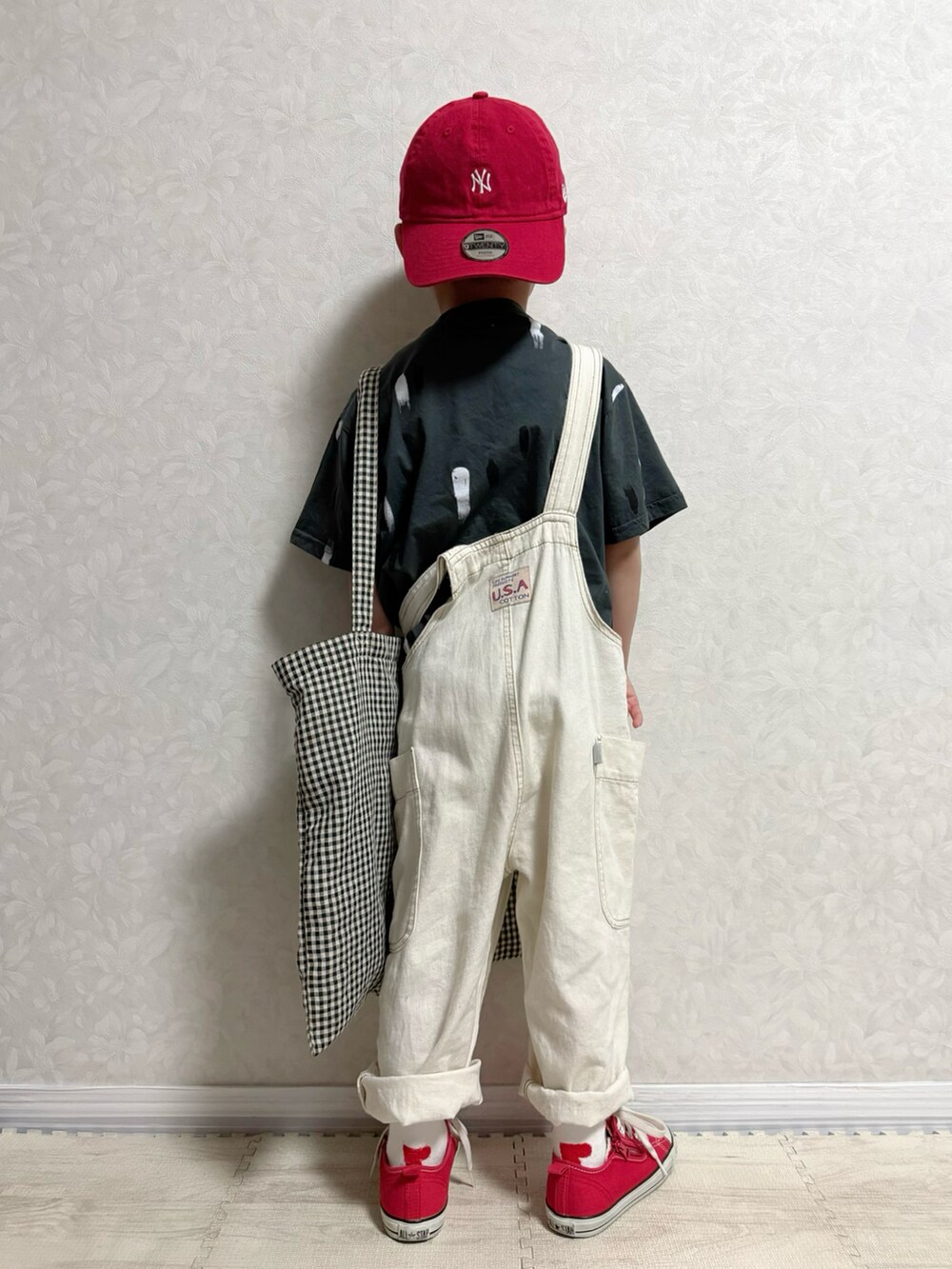 グレー系のTシャツ/カットソー、ホワイト系のサロペット/オーバーオール、ブラック系のトートバッグを着用したキッズの春コーディネートの5枚目の写真