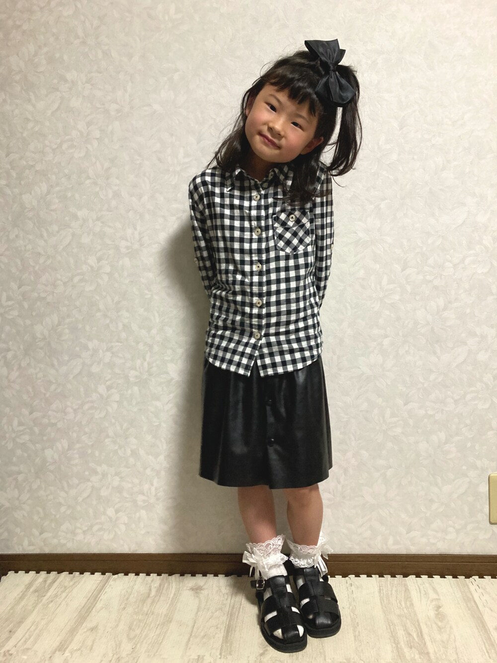 ホワイト系のシャツ/ブラウス、ブラック系のスカート、ブラック系のバレエシューズを着用したキッズの春コーディネートの4枚目の写真