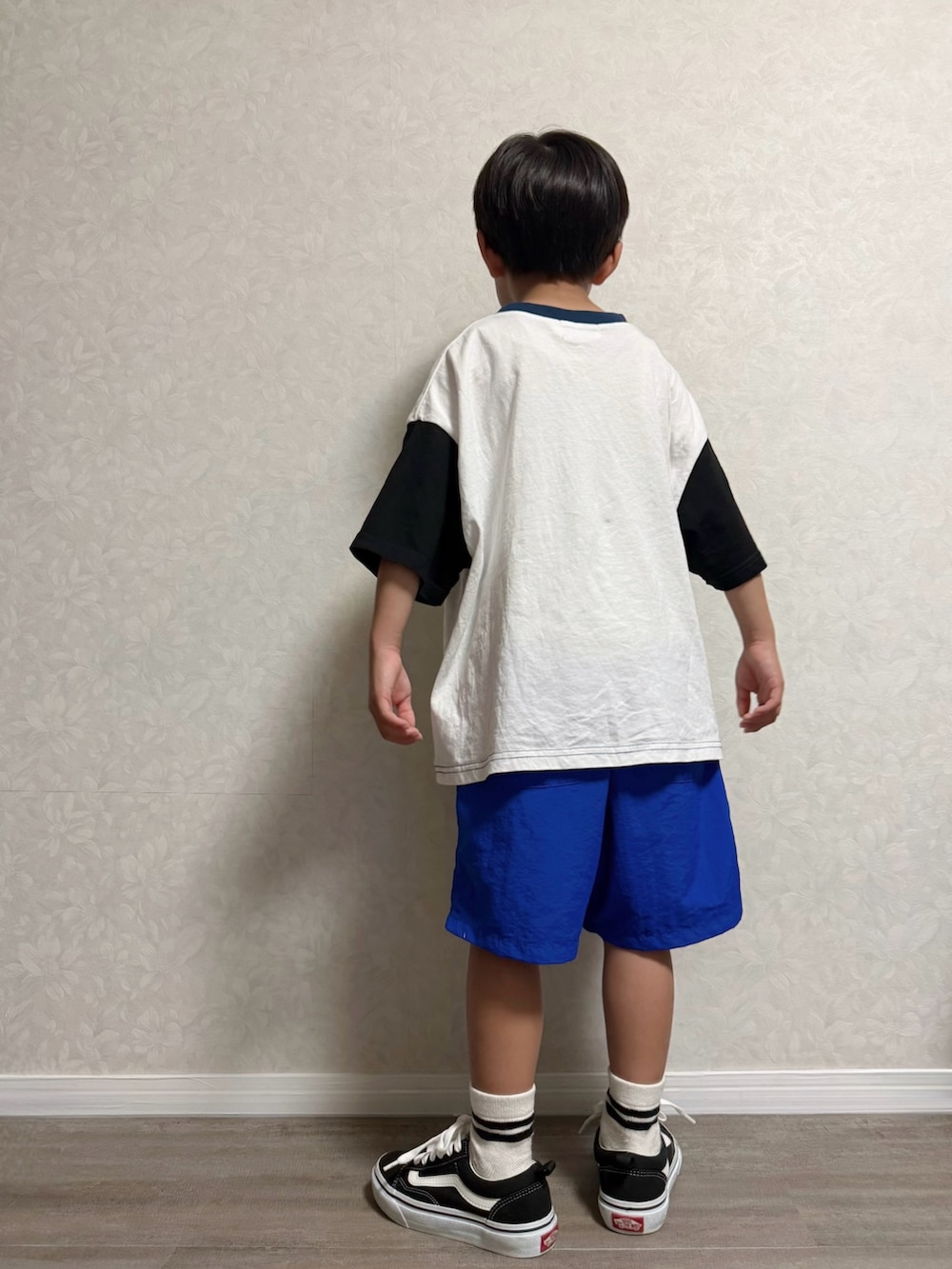 ホワイト系のTシャツ/カットソー、ブルー系のその他パンツ、ブラック系のスニーカーを着用したキッズの夏コーディネートの4枚目の写真