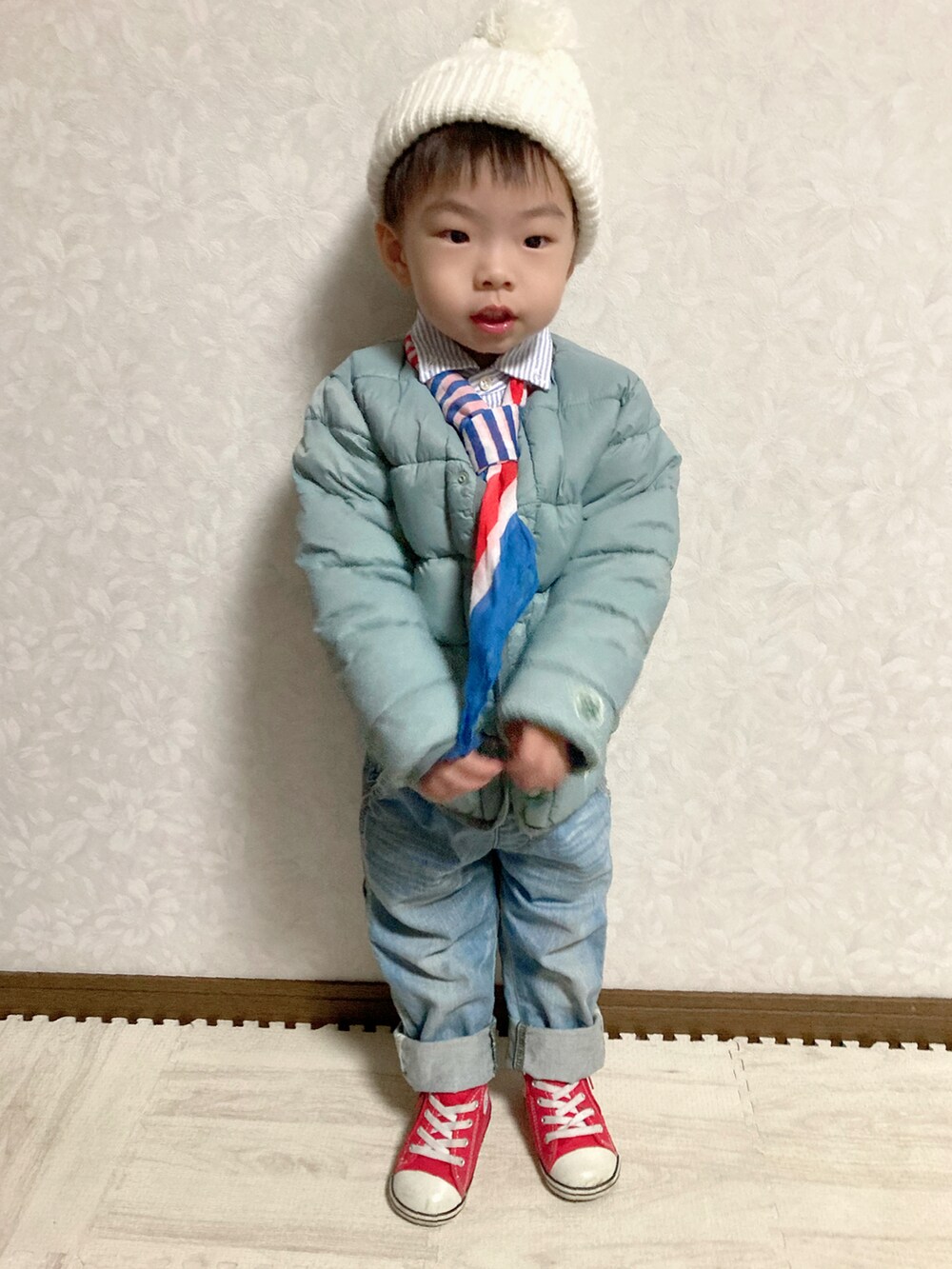 ブルー系のブルゾン、ブルー系のシャツ/ブラウス、ブルー系のサロペット/オーバーオールを着用したキッズの秋コーディネートの2枚目の写真