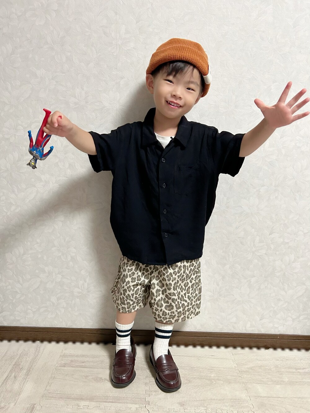 ブラック系のシャツ/ブラウス、ベージュ系のその他パンツ、ブラウン系のローファーを着用したキッズの秋コーディネートの5枚目の写真