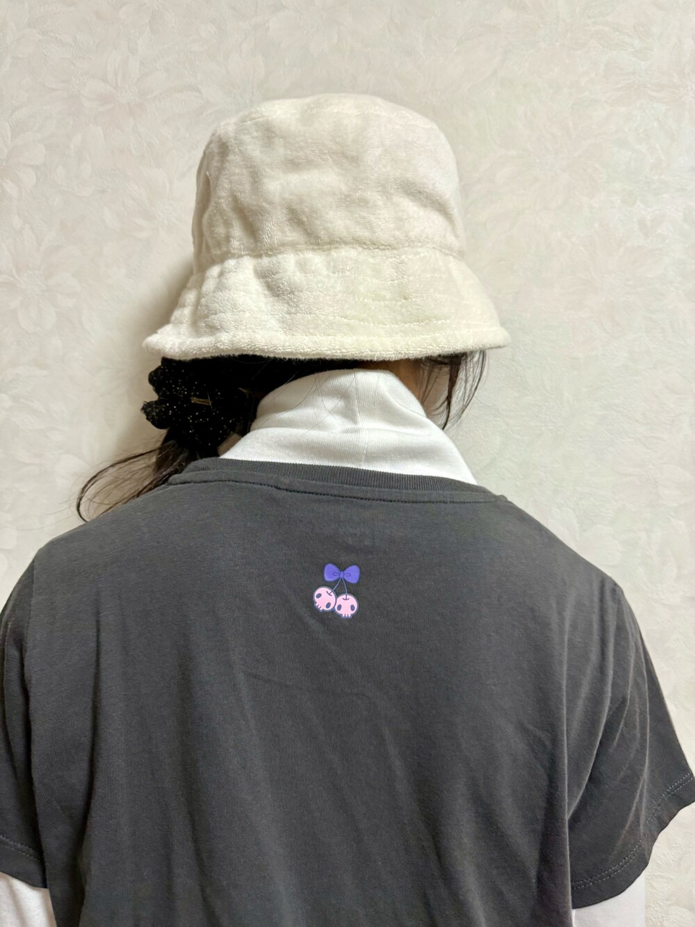 ホワイト系のTシャツ/カットソー、グレー系のTシャツ/カットソー、パープル系のチノパンツを着用したキッズの春コーディネートの5枚目の写真