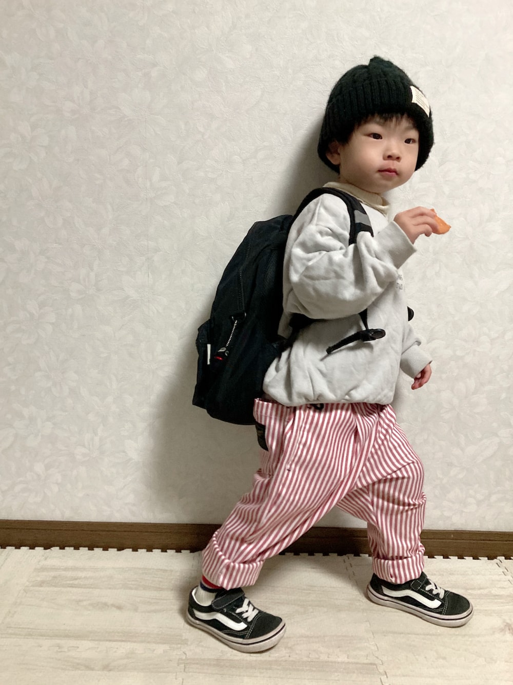 グレー系のスウェット、ホワイト系のニット/セーター、レッド系のその他パンツを着用したキッズの冬コーディネートの2枚目の写真