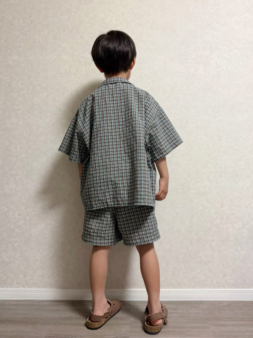 ホワイト系のTシャツ/カットソー、ブラウン系のその他パンツ、ブラウン系のシャツ/ブラウスを着用したキッズの夏コーディネートの5枚目の写真