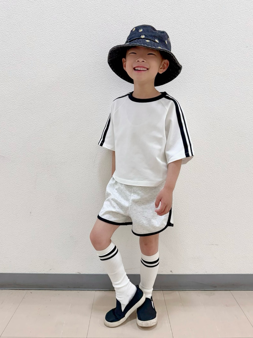 「春夏コーデ、モノトーン、休日スタイル、お出かけコーデ、セットアップ、スポーツミックス、キャップ、スリッポン、ハーフパンツ、ナイロンジャケット、春アウター、古着MIX、ショートパンツ、ハイソックス、シンプルコーデ」｜「NEW ERAのNEW ERA/ニューエラ キッズ キャップ 12654223（キャップ、レッド系）」を使った、lenlen23さん（キッズ・100cm）の春コーディネートの4枚目の写真